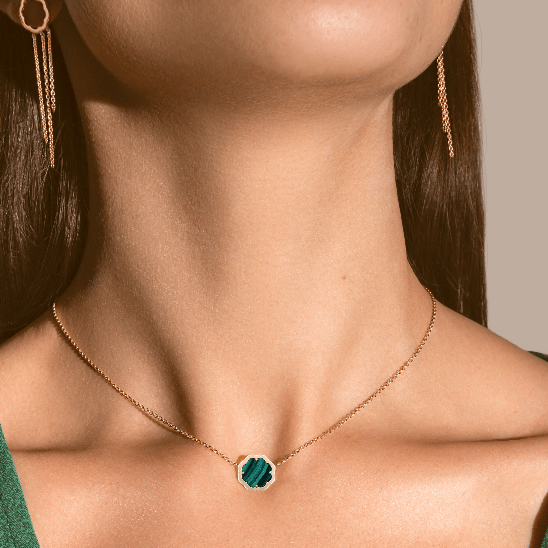 A model wearing a Minimalist MIMOSA EN MÉMOIRE rose gold Pendant necklace Malachite