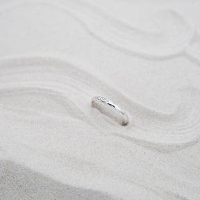 Close-up of a white gold L’éternelle Band